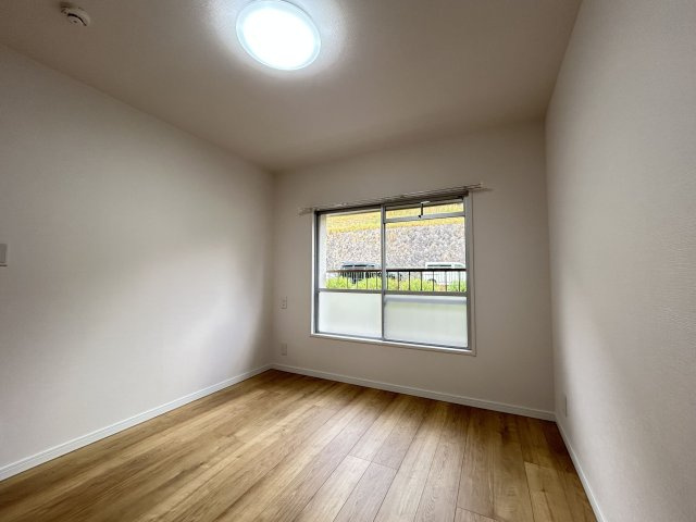 【洋室】 | 笹の台4 | 4.4帖の洋室。大きな窓から室内に明かりをたっぷり取り込んでいます