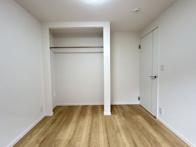 【洋室】 | 笹の台4 | こちらの洋室には奥行きのあるオープンクローゼットが設置されています