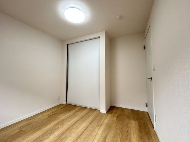 【洋室】 | 笹の台4 | オープンクローゼットはロールスクリーンを下ろせばしっかり目隠しになります