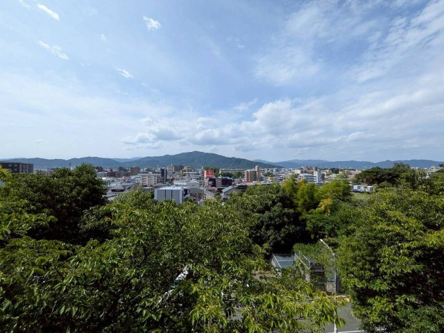 【展望】 | 笹の台4 | 高台なので3階からでも遠くまで見通せる開けた眺望を楽しめます