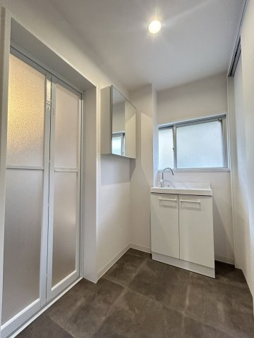 【独立洗面台】 | 笹の台4 | 脱衣所に窓があり換気もばっちりで湿気をこもらせず、結露やカビの発生を防ぎます