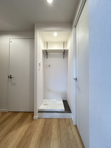 【ランドリースペース】 | 笹の台4 | ランドリースペースは玄関ホールにあります。扉付きなので急な来客時でも安心です