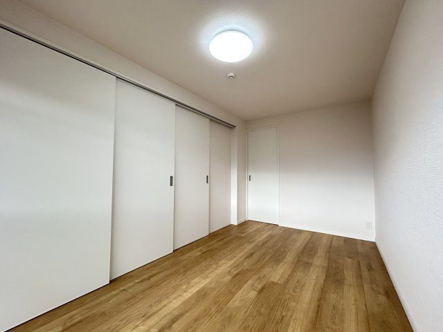 【洋室】 | 笹の台4 | 5.1帖の洋室。南向きのバルコニーに面した明るいお部屋です