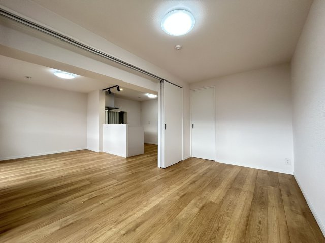 【洋室】 | 笹の台4 | リビングとは引き戸でフラットにつながっているので開け放して広く使うこともできます