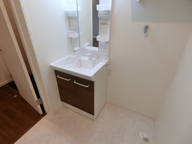 Cherim試験場Iの独立洗面台|朝の支度にも助かる、独立の洗髪洗面化粧台