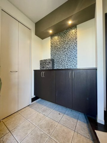 大量太陽光×並列5台駐車×学校5分以内、駅15分以内の吹き抜け邸宅の玄関|ゆったりとした玄関です