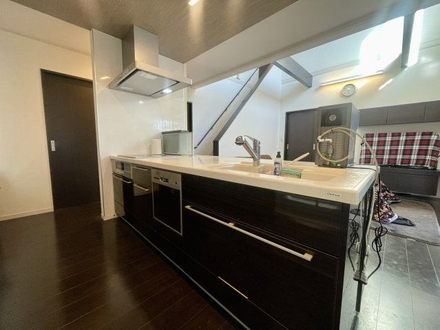 大量太陽光×並列5台駐車×学校5分以内、駅15分以内の吹き抜け邸宅のキッチン|きれいなキッチンです