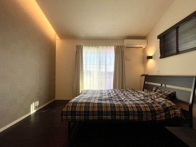 大量太陽光×並列5台駐車×学校5分以内、駅15分以内の吹き抜け邸宅の寝室|広くて明るい寝室