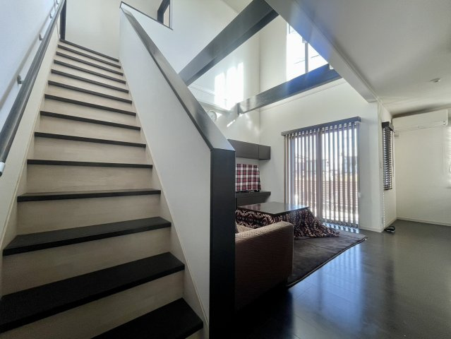 大量太陽光×並列5台駐車×学校5分以内、駅15分以内の吹き抜け邸宅のその他|リビングイン階段