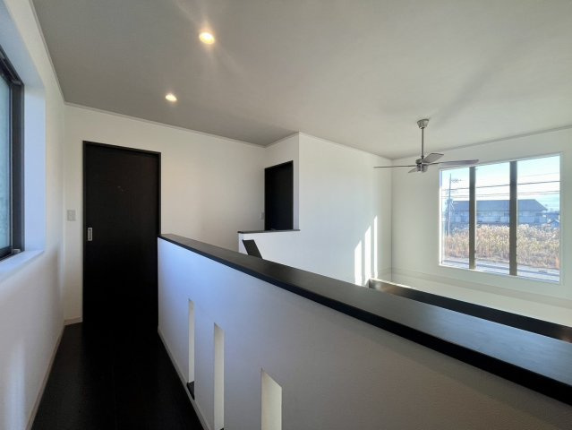 大量太陽光×並列5台駐車×学校5分以内、駅15分以内の吹き抜け邸宅のその他共用部分