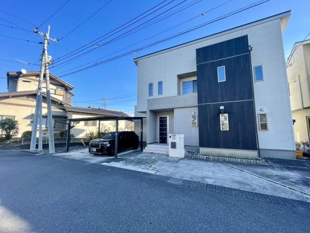 大量太陽光×並列5台駐車×学校5分以内、駅15分以内の吹き抜け邸宅の前面道路含む現地写真|前面道路含む現地写真です