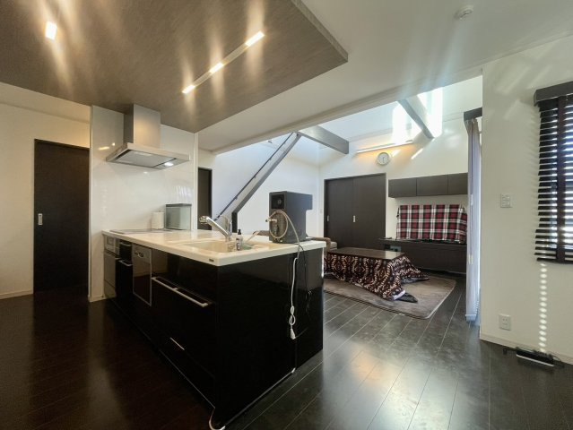 大量太陽光×並列5台駐車×学校5分以内、駅15分以内の吹き抜け邸宅の居間・リビング