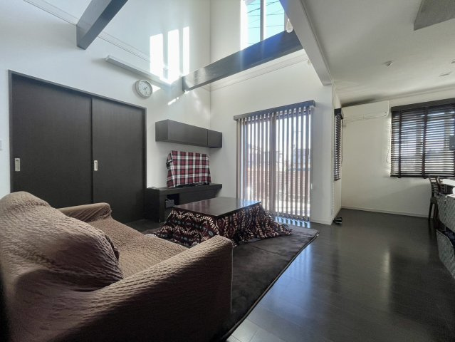 大量太陽光×並列5台駐車×学校5分以内、駅15分以内の吹き抜け邸宅の居間・リビング|おしゃれな居間です