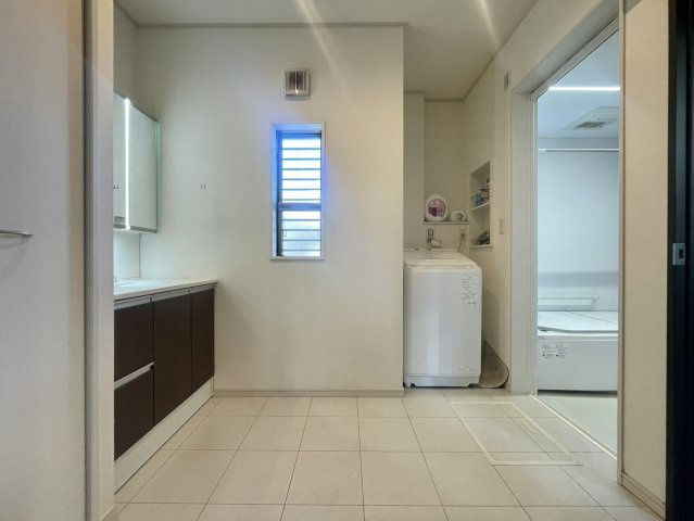 大量太陽光×並列5台駐車×学校5分以内、駅15分以内の吹き抜け邸宅の脱衣所