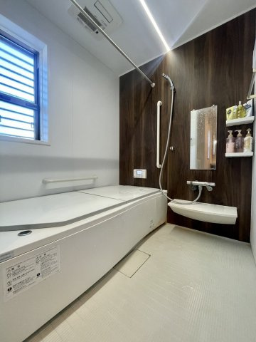 大量太陽光×並列5台駐車×学校5分以内、駅15分以内の吹き抜け邸宅の浴室|お風呂で日々の疲れを落としましょう