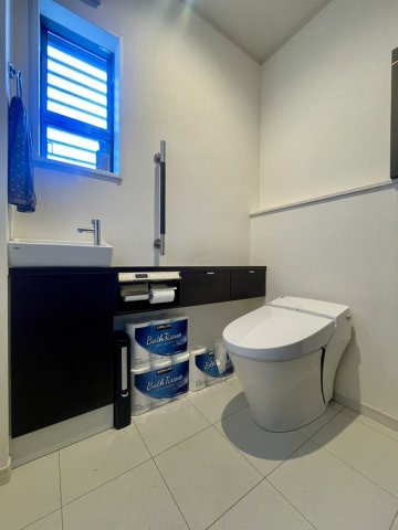 大量太陽光×並列5台駐車×学校5分以内、駅15分以内の吹き抜け邸宅のトイレ|落ち着いた色調のトイレです