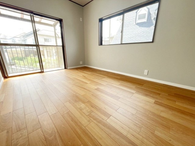 【洋室】 | 筑紫野市紫６丁目　戸建て | 6帖の洋室はどちらも2面採光で明るく、風通しも良好です