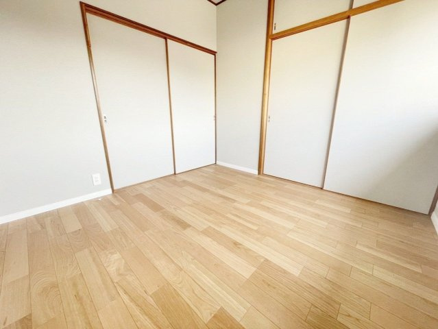 【洋室】 | 筑紫野市紫６丁目　戸建て | 4.5帖の洋室。収納スペースがあるので居住スペースは広く使えます