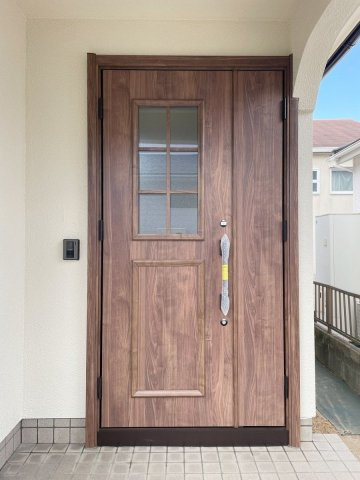 【玄関】 | 筑紫野市紫６丁目　戸建て | 玄関は家の顔なので新品のドアに交換しました