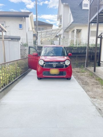 【駐車場】 | 筑紫野市紫６丁目　戸建て | 玄関のすぐ近くまで車を乗り入れられるのでお子様でも安心。ドアもゆったり開けられます