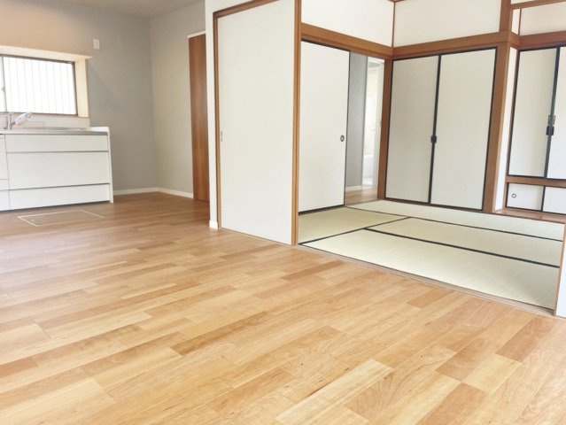 【居間・リビング】 | 筑紫野市紫６丁目　戸建て | 内外装リフォーム完了しました！リビングは和室と続き間になっているので開け放して広く使うこともできます