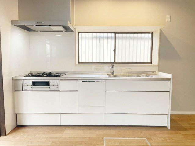 【キッチン】 | 筑紫野市紫６丁目　戸建て | キッチンに窓があるので手元が明るくにおいもこもりづらいです。使い勝手の良い床下収納付