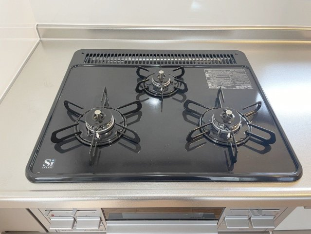 【キッチン】 | 筑紫野市紫６丁目　戸建て | 3口コンロ+グリルで効率的にお料理が進められます