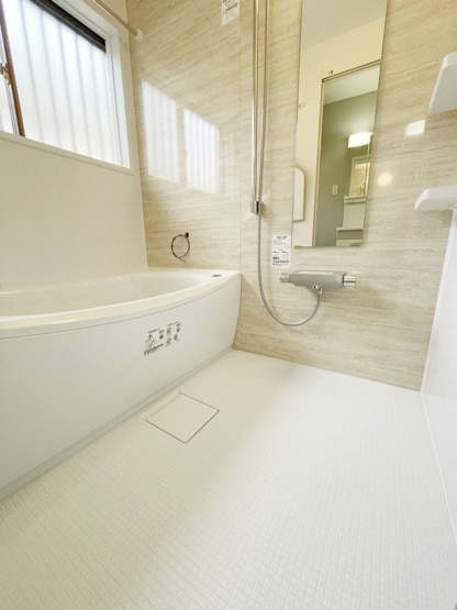 【浴室】 | 筑紫野市紫６丁目　戸建て | 大きな窓付きなのでカビしらずで清潔な状態をキープしやすいです。経済的な追い焚き機能付きです