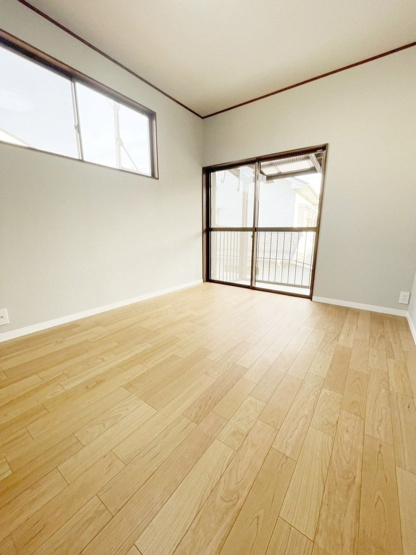 【洋室】 | 筑紫野市紫６丁目　戸建て | 2階の洋室。バルコニーに面した明るいお部屋です