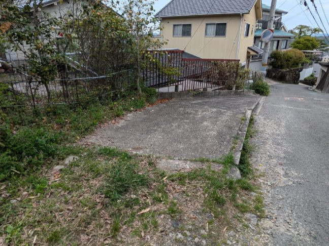 生駒市北新町土地(古家付・建築条件無し)の前面道路含む現地写真