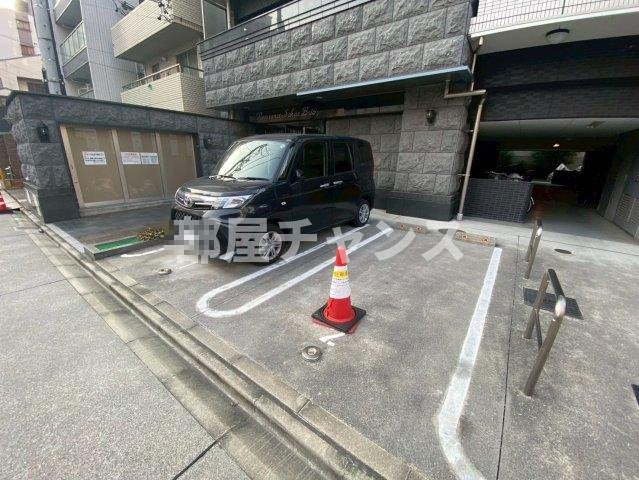 プレサンス栄ブリオの駐車場