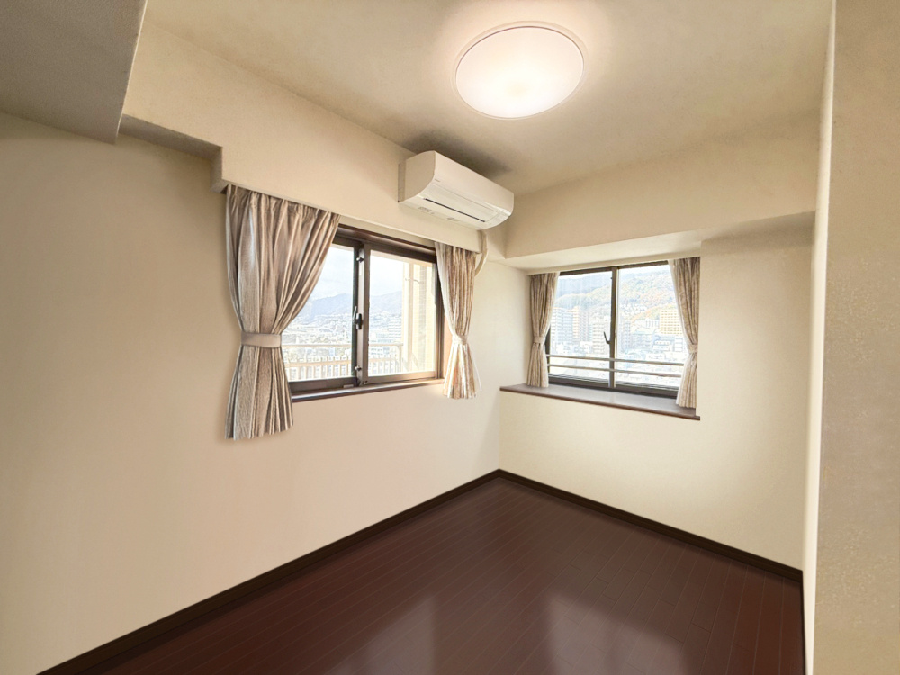 コスモシティ神戸本山の洋室|北側約6.0帖の洋室
北・西の二面採光となっており西側にはサービスバルコニーもございます。
※写真は家具消去加工を施したものを掲載しております。