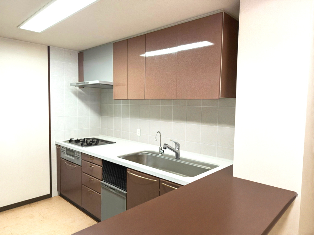 コスモシティ神戸本山のキッチン|キッチン
カウンターによる開放感が特徴的なキッチンです。
※写真は家具消去加工を施したものを掲載しております。