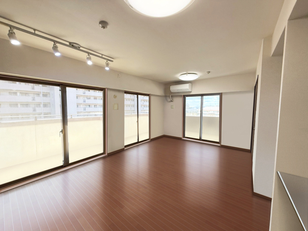 コスモシティ神戸本山の居間・リビング|約19.9帖のLDK
南東、南西の角部屋となっており採光がございます。
※写真は家具消去加工を施したものを掲載しております。