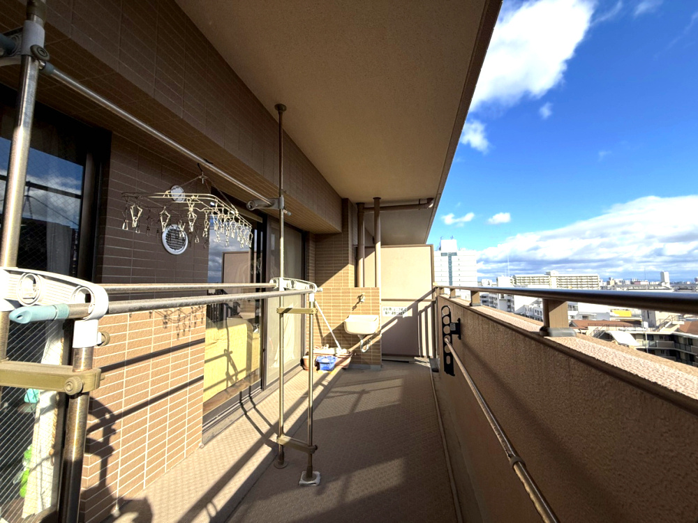 コスモシティ神戸本山のバルコニー|バルコニー
L字ワイドバルコニーとなっております。