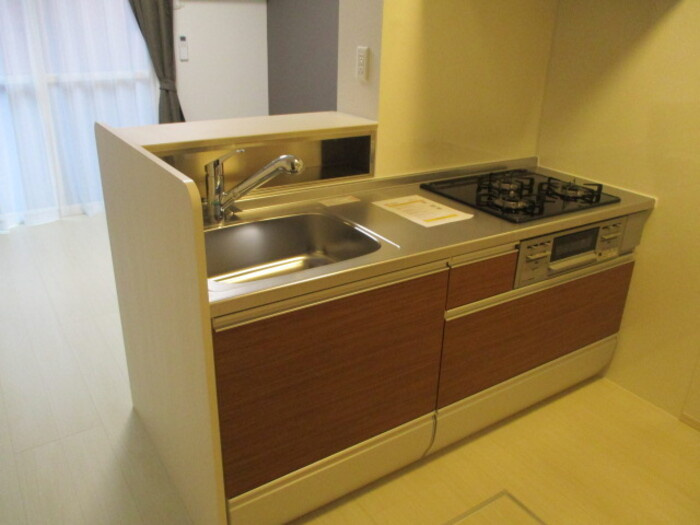 Ariaのキッチン|3口コンロ・グリル付きの使いやすいシステムキッチンです♪