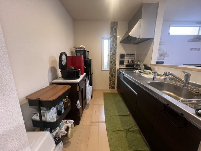 宇都宮市中古戸建　並列駐車3台可、オール電化のキッチン