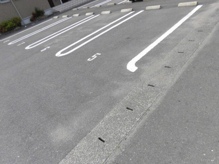 サンライズ御井Ⅱの駐車場|駐車スペースもあります☆