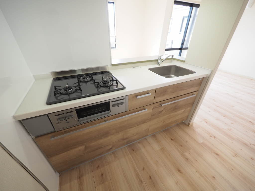 サンクチュアリー久留米Ⅲのキッチン|3口コンロ・グリル付のシステムキッチンです♪