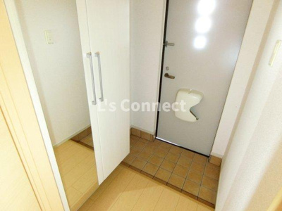 【玄関】 | クレア | 背の高い下駄箱には鏡付きで身だしなみチェック。