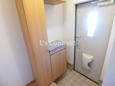 【玄関】 | カレント | 背の高い下駄箱で靴も収納できます。