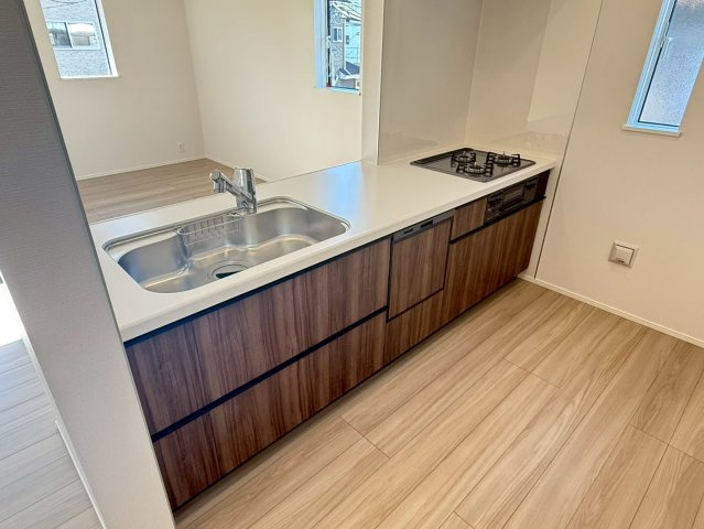 川口市安行慈林　第１期　新築一戸建て　１号棟のキッチン|コンパクトなキッチンで掃除もラクラク