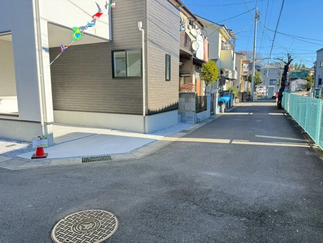 川口市安行慈林　第１期　新築一戸建て　１号棟の前面道路含む現地写真|前面道路含む現地写真です