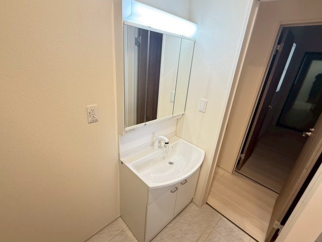 川口市大字安行原　新築一戸建て　A号棟の独立洗面台|朝の支度にも助かる、独立の洗髪洗面化粧台