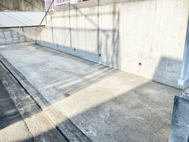 小坪戸建の駐車場