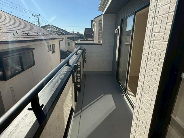 川口市安行領家　新築一戸建て　1号棟のバルコニー|バルコニーからの眺めを楽しみながら食事をしませんか