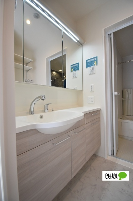 D-ROOM紅雲町Cの洗面所|三面鏡付きカウンター洗面化粧台