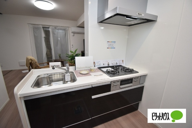 D-ROOM紅雲町Cのキッチン|３口コンロ付きシステムキッチンです。