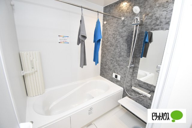 D-ROOM紅雲町Cの浴室|浴室換気乾燥機付き一坪タイプの浴槽です。