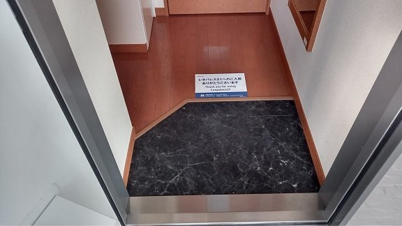 レオパレスエスポワールＨＩＲＯの玄関